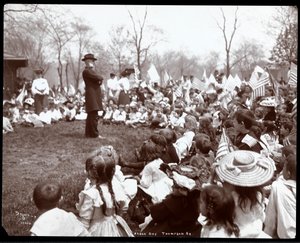 Børn ser på en entertainer på Arbor Day i Tompkins Square Park, New York, 1904 (sølv gelatinetryk)